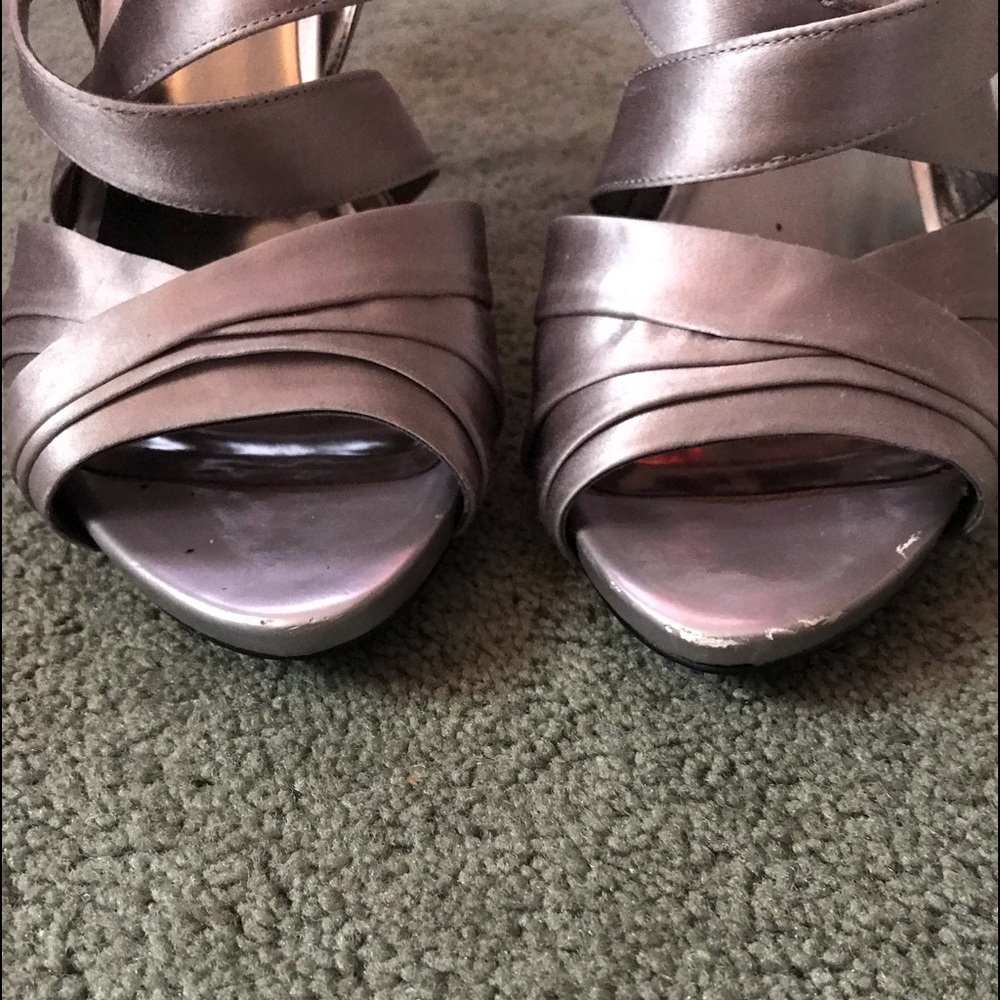 Ladies Beautiful Satin GUESS Heels EUC - Picture 5 of 5